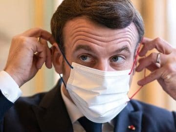 Emmanuel Macron avec un masque