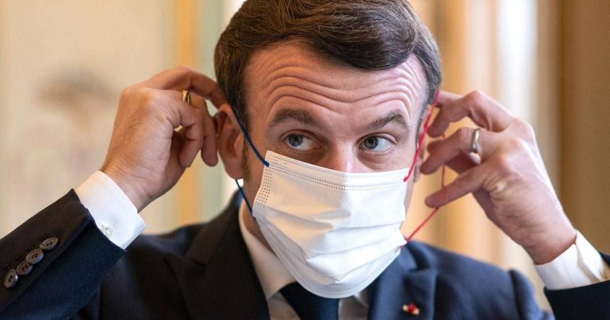 Emmanuel Macron avec un masque
