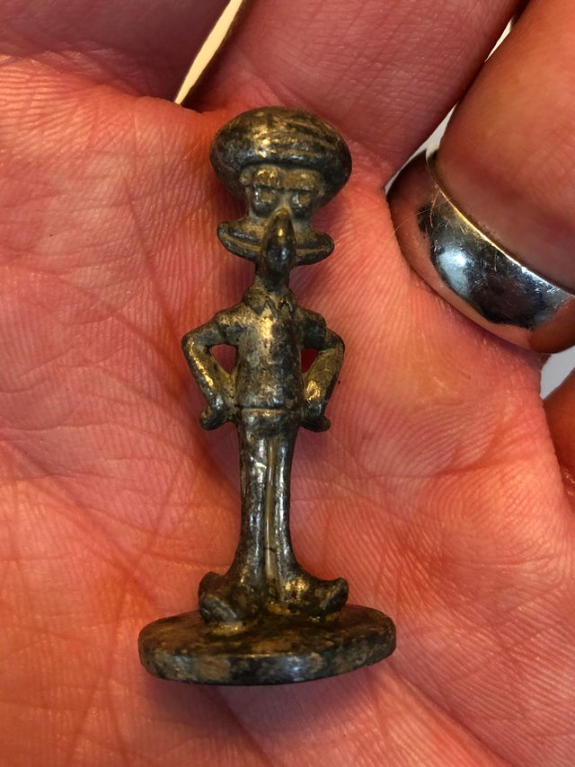 Une figurine de bob l'éponge en métal trouvée avec un détecteur à métaux