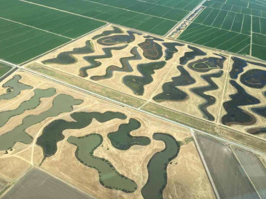 Des lacs aux formes étranges près de l'aéroport de Sacramento