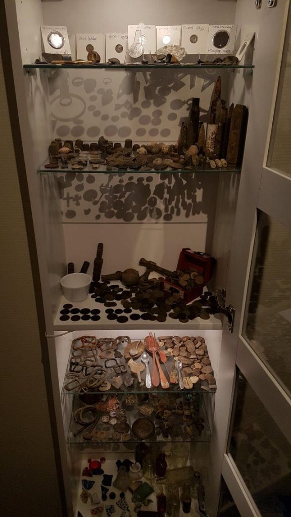 Des trésors trouvés avec un détecteurs de métaux : d'anciennes pièces et objets en métaux