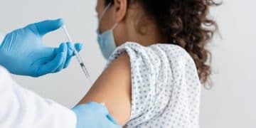 Une patiente reçoit la seconde dose du vaccin Pfizer