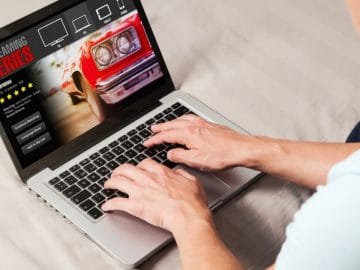 un internaute devant un site de streaming