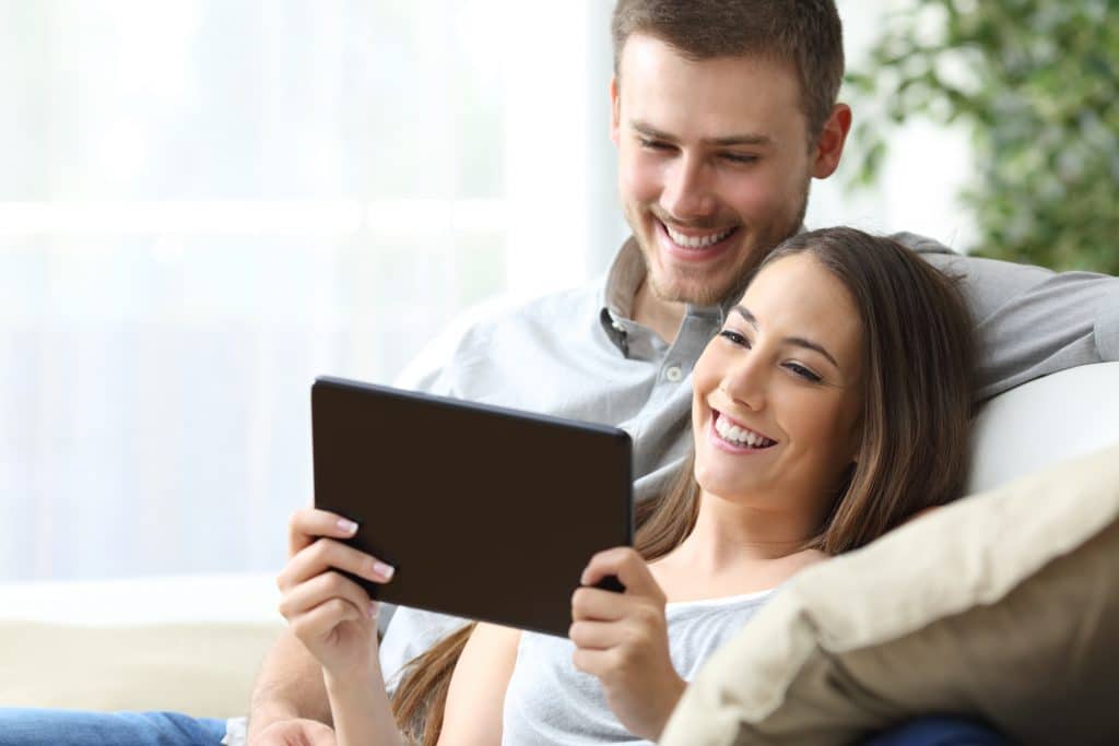 un couple regarde un film en streaming