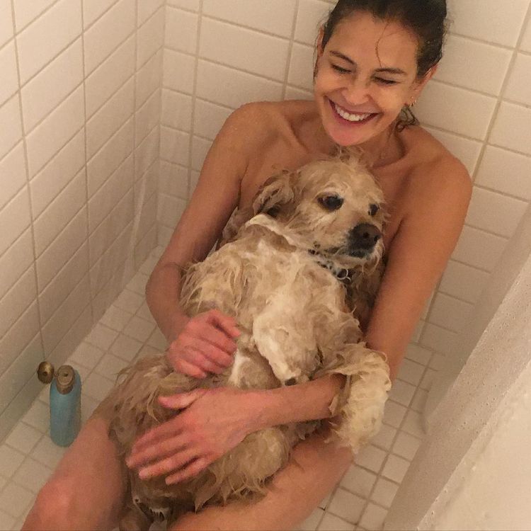 Teri Hatcher sous la douche avec son chien