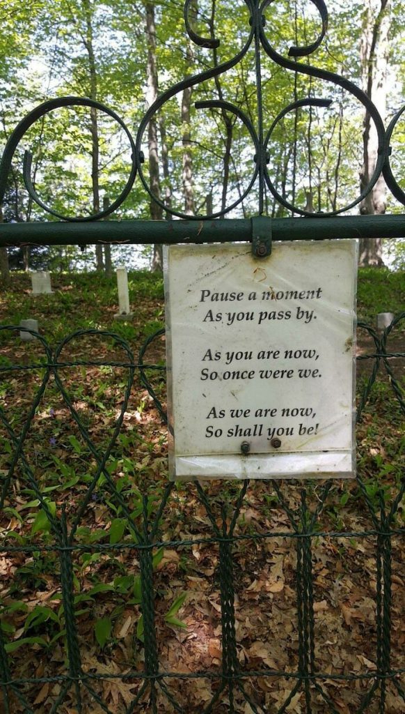 un panneau à l'entrée d'un cimetière