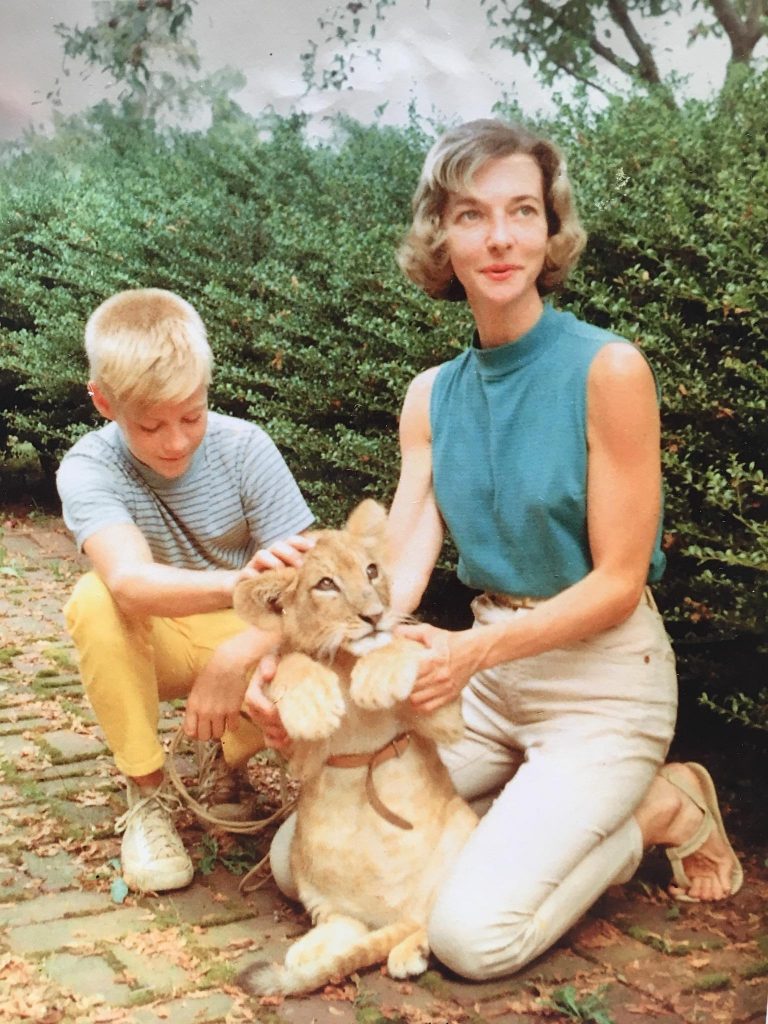 Une famille avec un lionceau en 1959