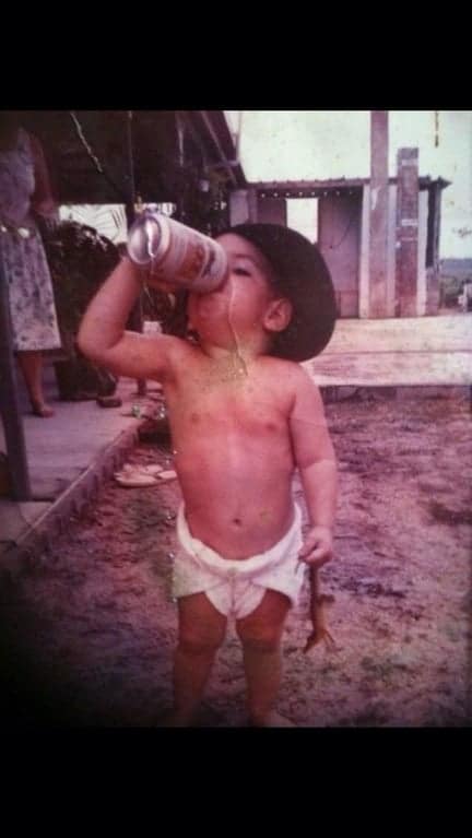 Un bébé qui boit une boisson alcoolisée en 1991