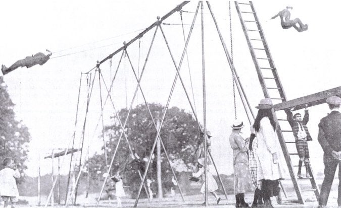 des anciennes balançoires