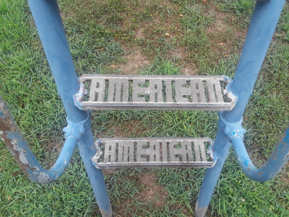 une ancienne échelle pour toboggan