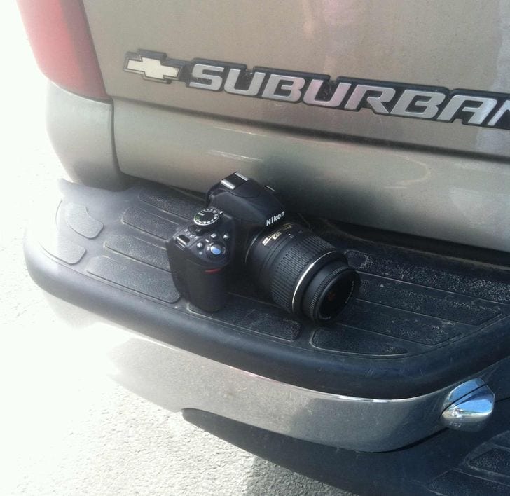 un appareil photo sur une voiture