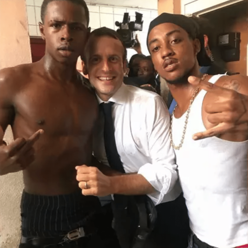 Emmanuel Macron avec de jeunes noirs