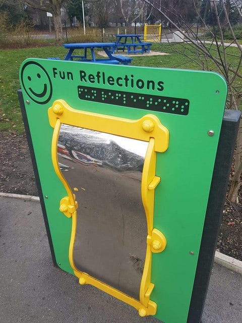 du braille sur un miroir déformant