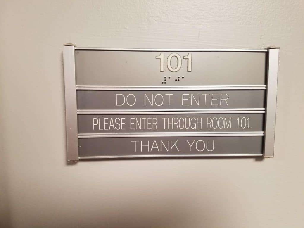 du braille sur une porte