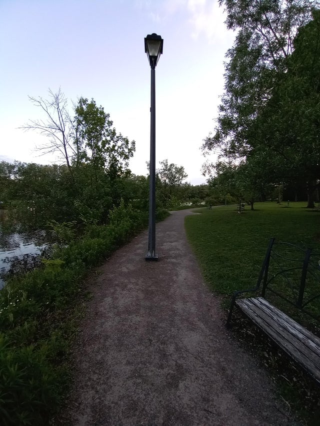 un lampadaire au milieu d'un chemin