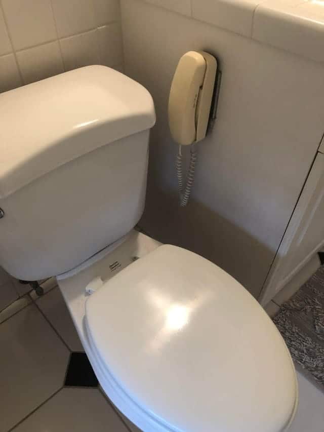 un WC avec téléphone