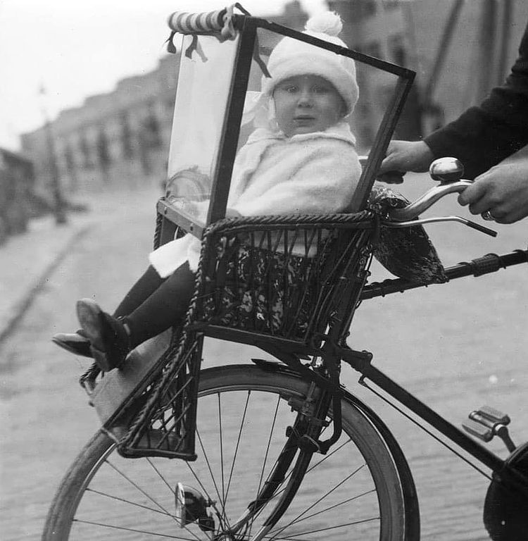 un bébé dans un ancien porte bébé