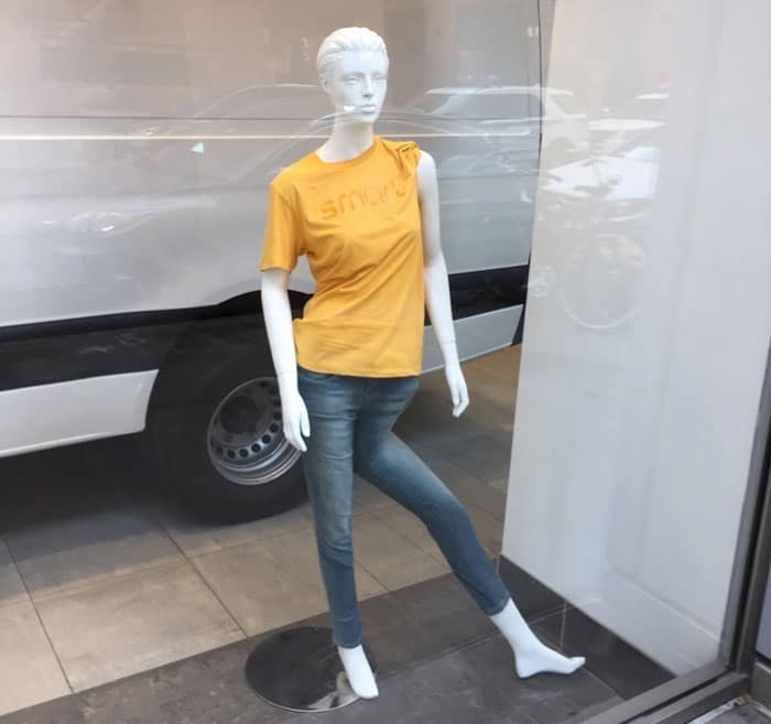 un mannequin à la jambe tordue