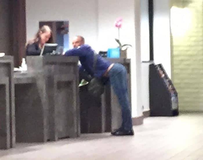 un homme dans une position insolite