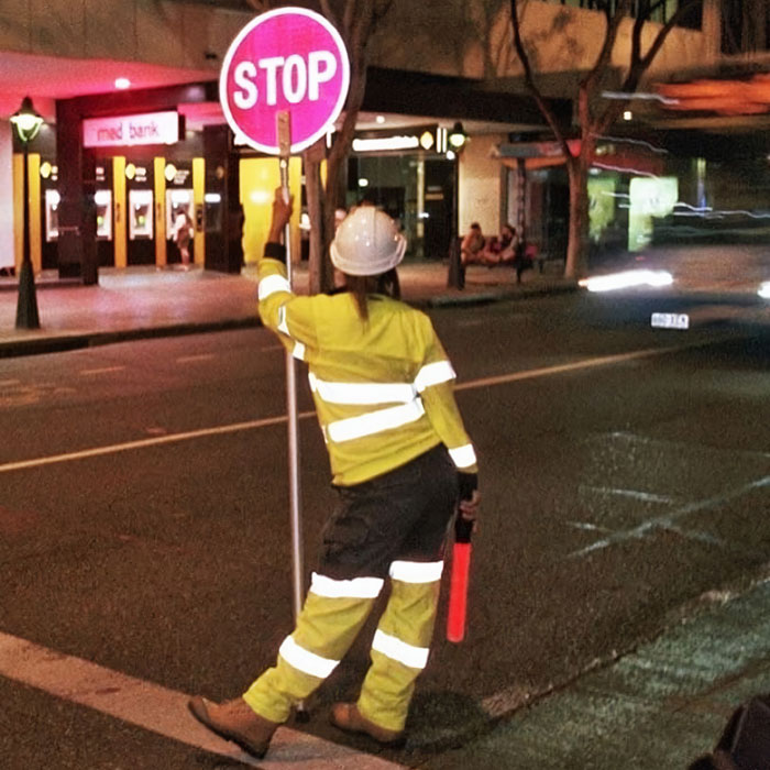 une femme à la position étrange