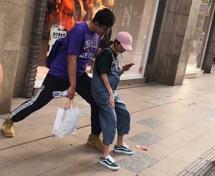 une femme qui s'assoie sur une jambe