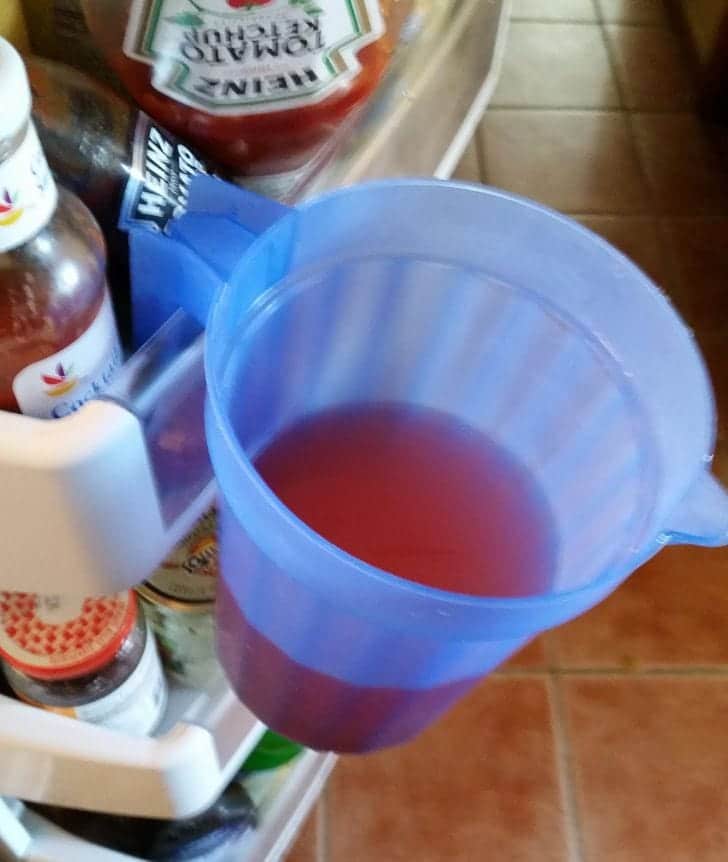 une tasse rattrapée par un réfrigérateur