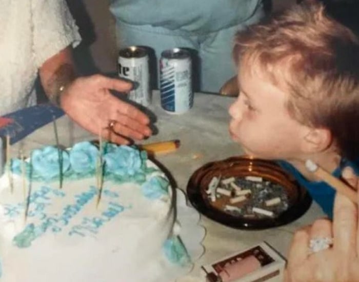 Un enfant qui souffle ses bougies à côté d'un cendrier