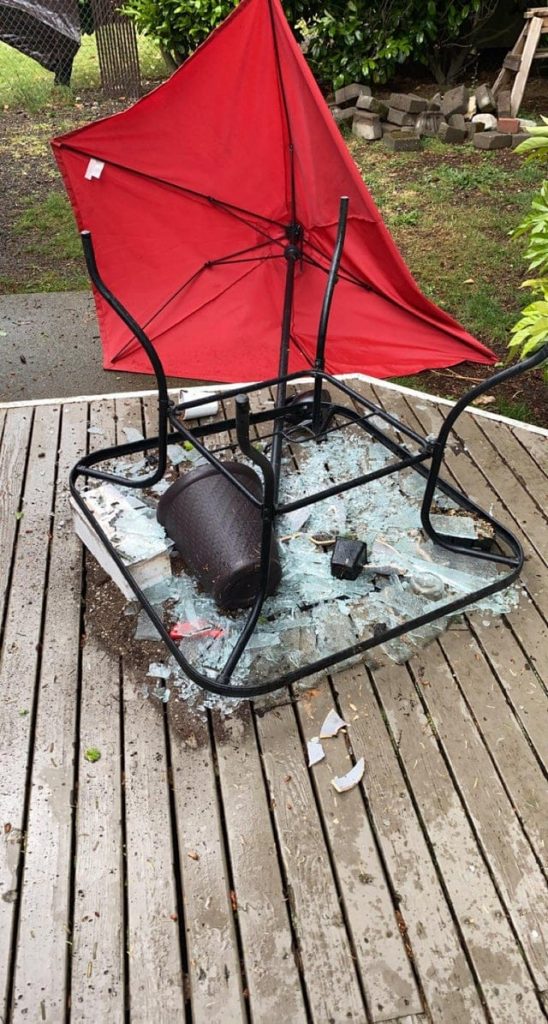 Une table de jardin en verre brisé