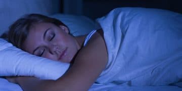 Une femme qui dort avec un drap quand il fait chaud