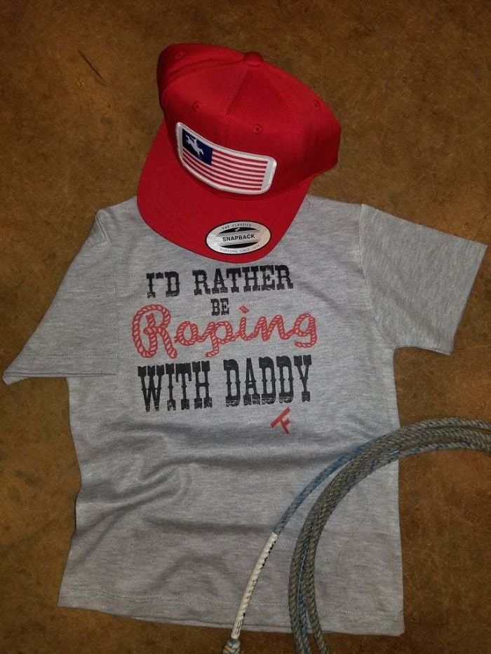 un tee-shirt et une casquette