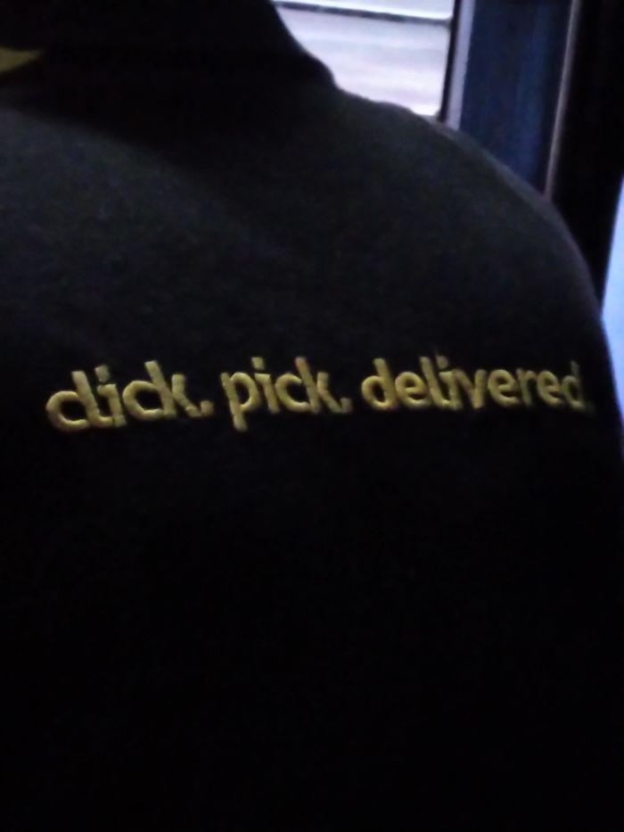 un tee-shirt avec impression brodée
