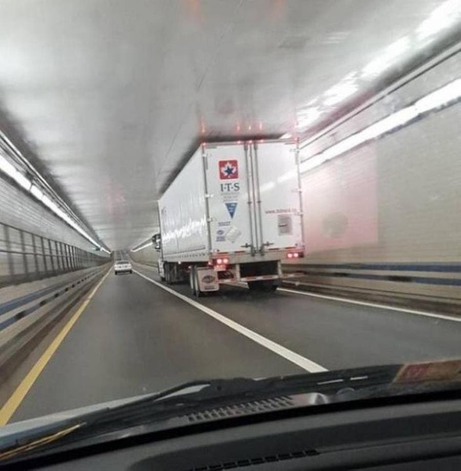 un camion dans un tunnel