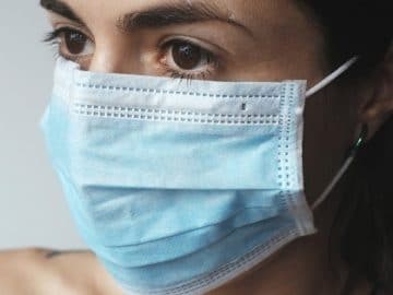 Une femme avec un masque