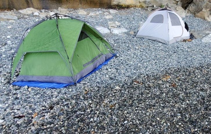 des tentes sur une plage