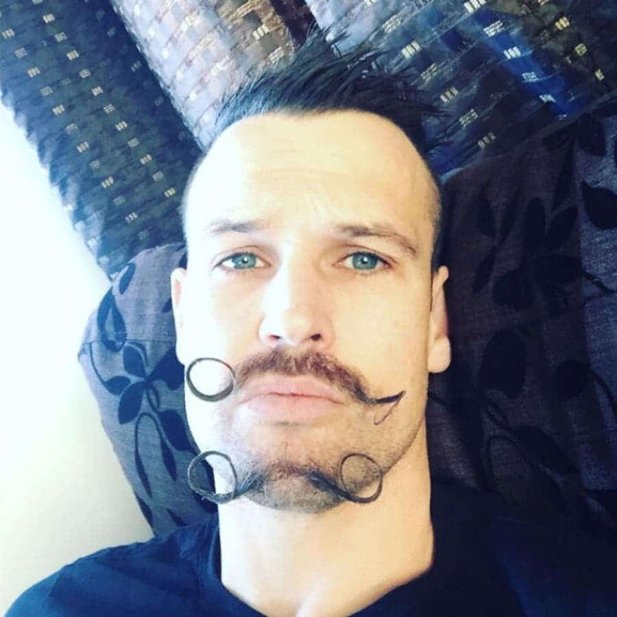 une moustache drôle