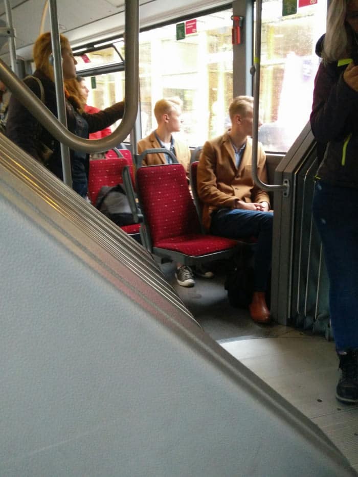 deux passagers dans un bus