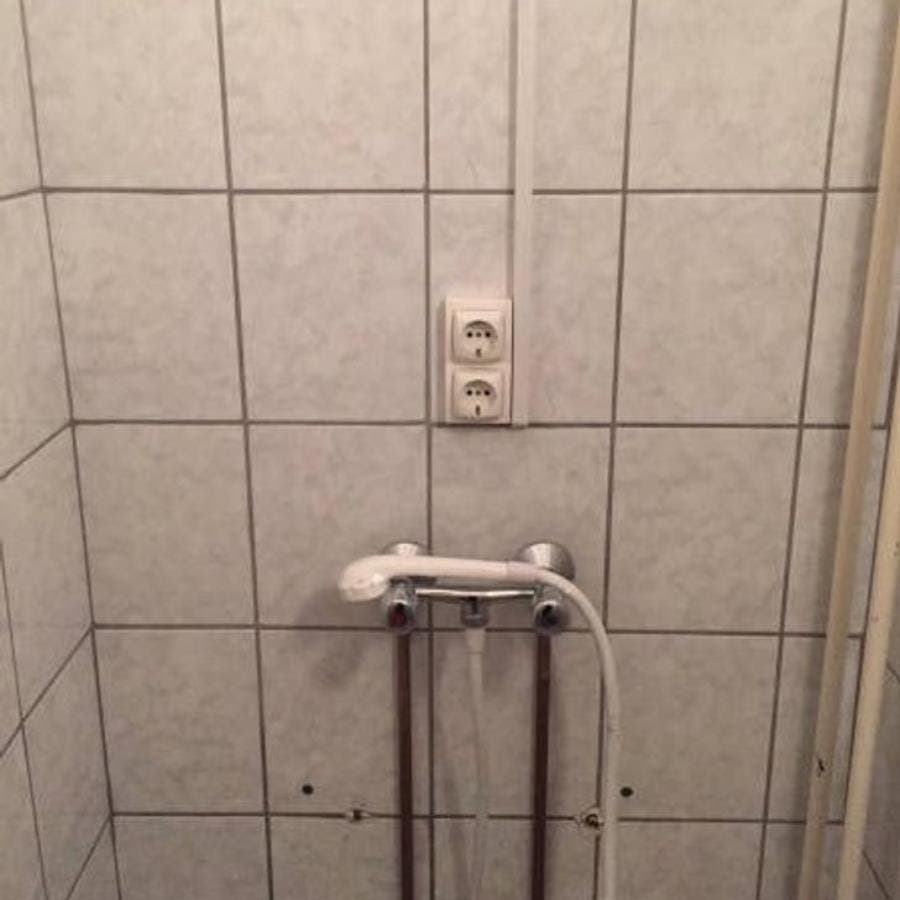 des prises électriques dans une douche