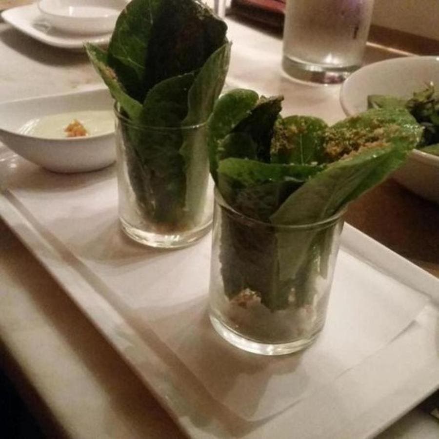 une salade servie dans des verres