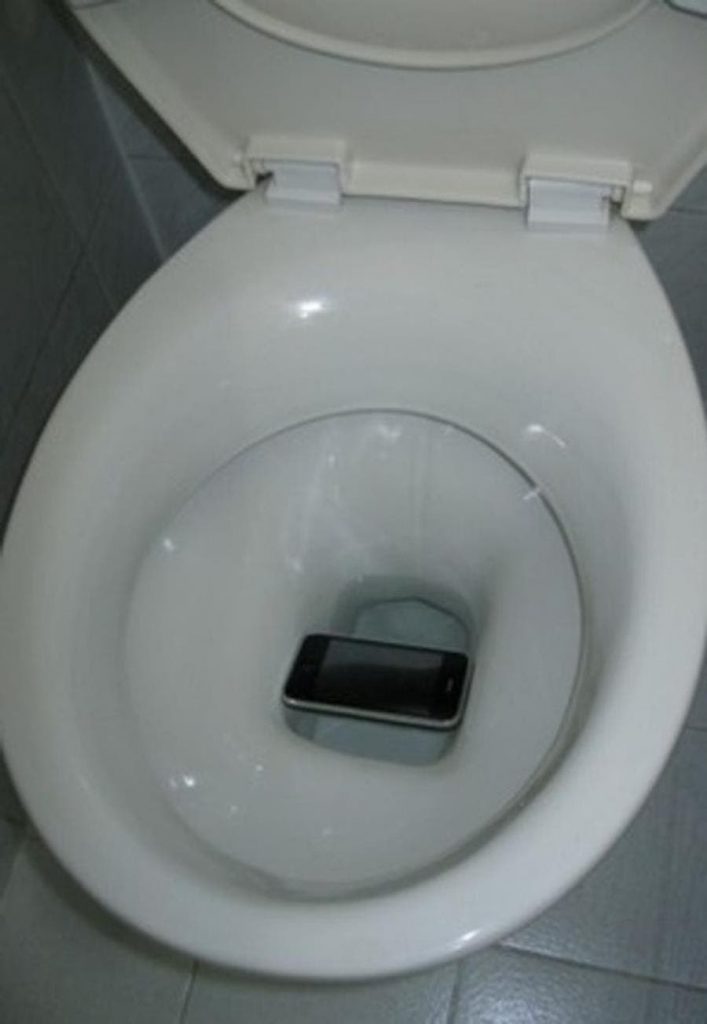 un téléphone dans les WC