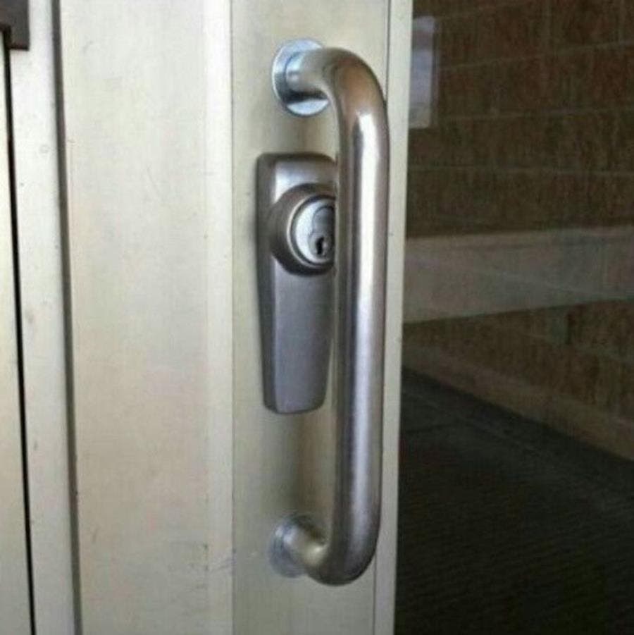 une serrure de porte