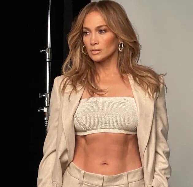 Jennifer Lopez dévoile ses abdos de rêves