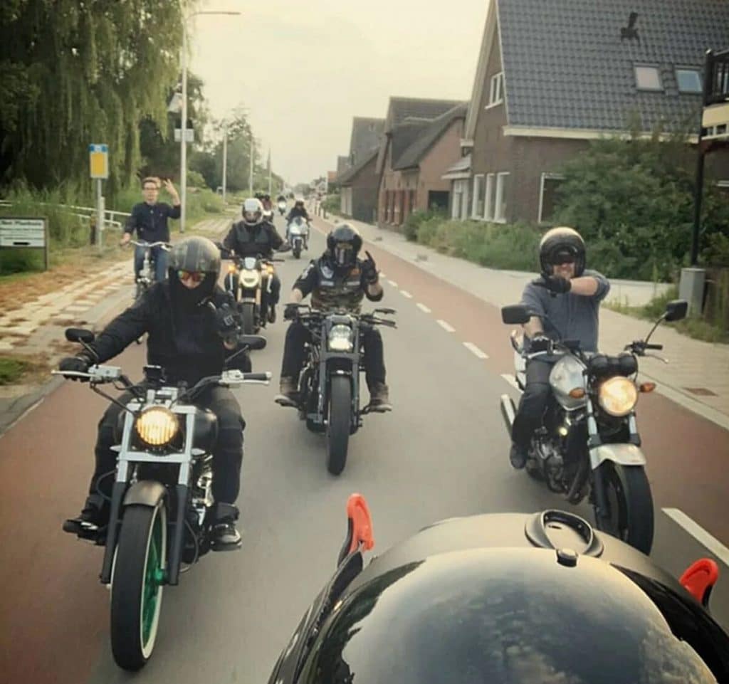 photobombing-motards