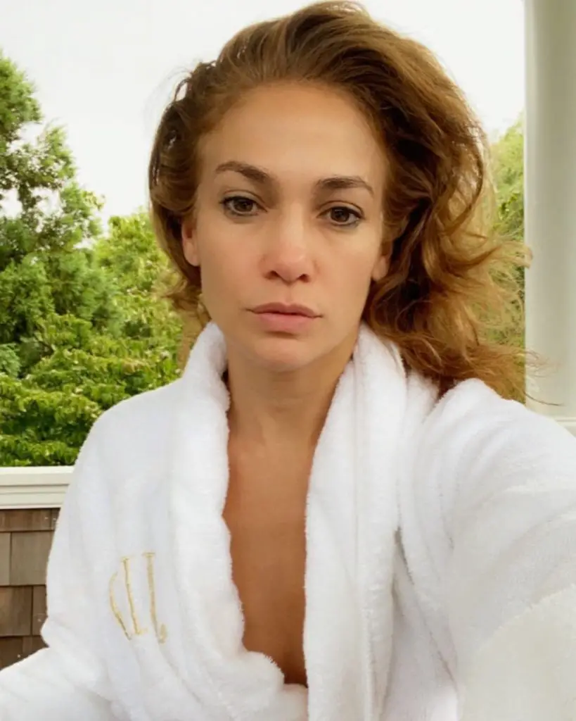 Jennifer Lopez en peignoir parmi les stars sans maquillage