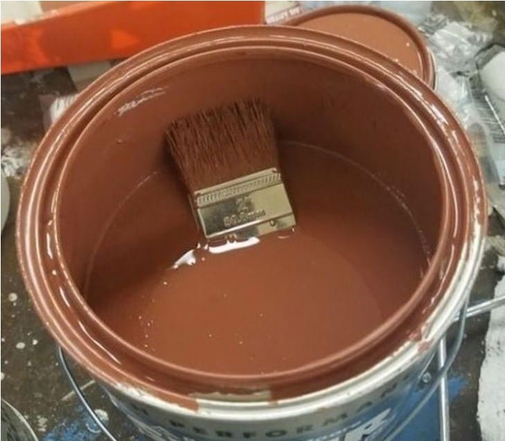 pinceau dans pot de peinture