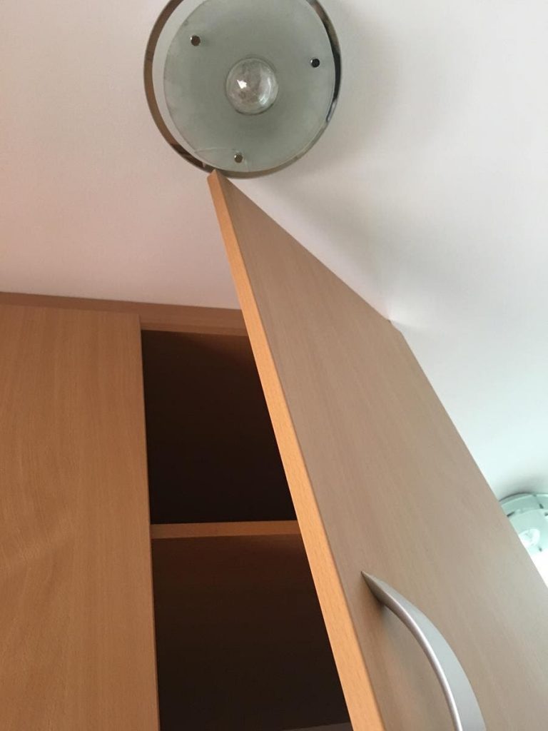 Armoire et plafonnier
