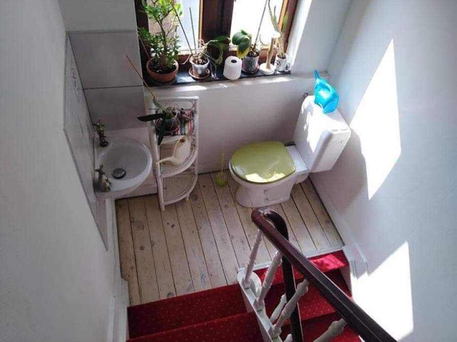 Des toilettes installées entre deux escaliers