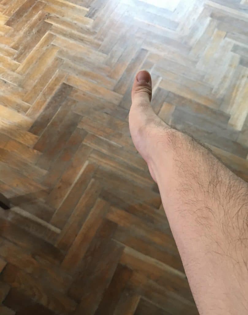 Doigts alignés derrière le pouce