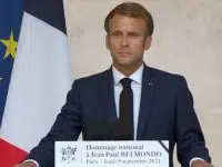 Hommage à Jean-Paul Belmondo : le vibrant discours d’Emmanuel Macron aux Invalides