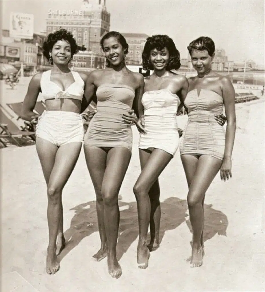 Femmes des années 50 à la plage