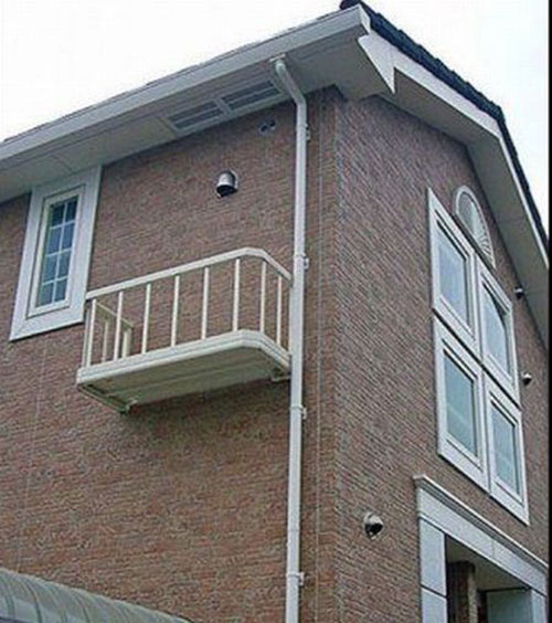 Un balcon mal placé